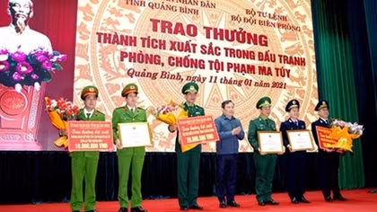 Cuộc chiến với “cái chết trắng” ở đường biên vùng cát
