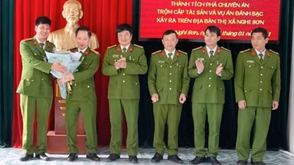 Trao thưởng cho Công an thị xã Nghi Sơn 