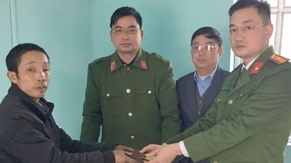 Công an xã trả lại 12 triệu đồng cho người đánh rơi