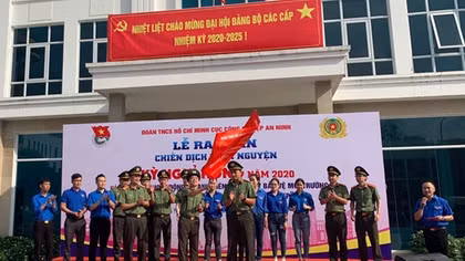 Ra quân tình nguyện “Kỳ nghỉ hồng” và thăm Mẹ Việt Nam anh hùng