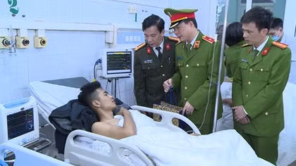 Cảnh sát nhường bình dưỡng khí cho người mắc kẹt trong đám cháy