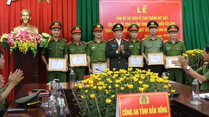 Khen thưởng đột xuất cho các đơn vị lập thành tích xuất sắc trong đợt cao điểm