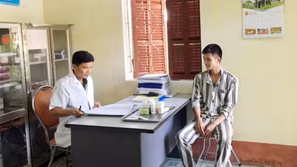  Bác sĩ trại giam Thanh Phong coi bệnh nhân như người thân