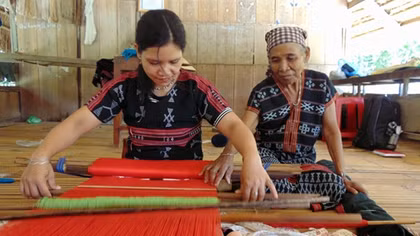 Cụ bà Cơ tu “truyền lửa” nghề dệt thổ cẩm