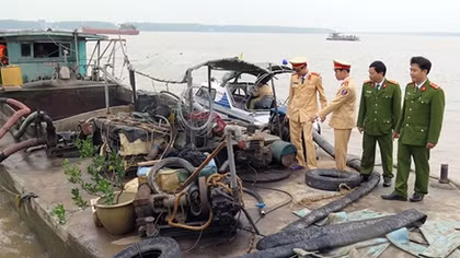 Hai tàu trộm cát bị bắt giữ tại Hải Phòng