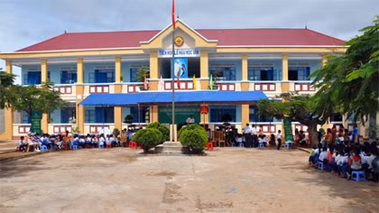Cán bộ, chiến sĩ Công an góp lương trao tặng 2 phòng học