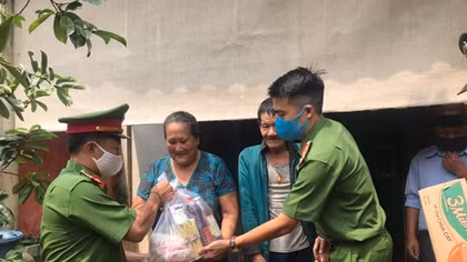 Công an huyện Đắk R’lấp tặng 26 suất quà cho các gia đình hộ nghèo