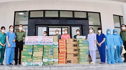Tiếp nhận ủng hộ các y, bác sĩ CAND tại Bệnh viện Dã chiến số 2 Bắc Giang chống dịch