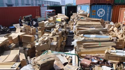 2 cán bộ hải quan “xộ khám” vì buôn lậu