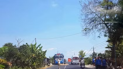Va quệt giao thông, con dâu đèo bố chồng bị xe bồn tông vong tại chỗ
