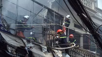 Cháy cửa hàng bán đồ vàng mã nằm trong ngõ sâu