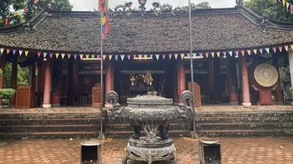 Xuân này lặng lẽ đền Và