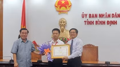 Khen thưởng thí sinh đoạt Huy chương Bạc Olympic toán học Quốc tế