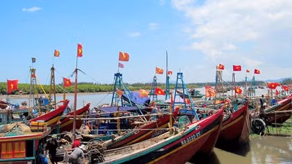 Trao 28 tỷ đồng hỗ trợ ngư dân mua thiết bị giám sát hành trình tàu cá