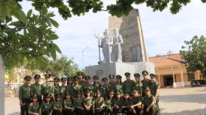 Viện Chiến lược và Khoa học Công an sinh hoạt chính trị tại huyện đảo Lý Sơn