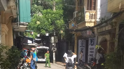 Mẹ đi vắng về nhà phát hiện con trai đột tử trong nhà tắm