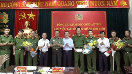 Công an Nghệ An trao thưởng tập thể cá nhân có thành tích xuất sắc 