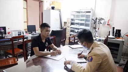 Xử phạt lính nghĩa vụ có hành vi “bốc đầu” xe máy