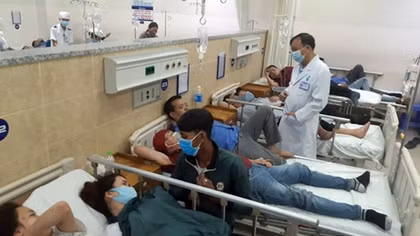 Hơn 100 công nhân nhập viện sau bữa ăn tối tại công ty 