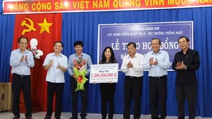 Phó Thủ tướng Trương Hòa Bình tặng quà hộ nghèo biên giới Tây Ninh