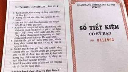 Đoàn thanh niên Công an tặng sổ tiết kiệm cho hộ gia đình chính sách