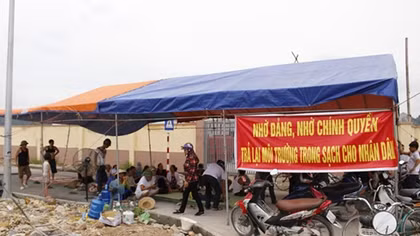 Người dân lập chốt chặn xe vào bãi rác ở Hải Phòng
