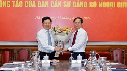 Hội nghị bàn giao nhiệm vụ Bộ trưởng Bộ Ngoại giao