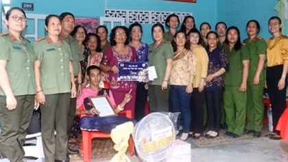 Bàn giao “Mái ấm tình thương” cho phụ nữ Khmer nghèo hoàn cảnh khó khăn