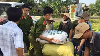 Đoàn viên Thanh niên Công an giúp nông dân “giải cứu” ớt