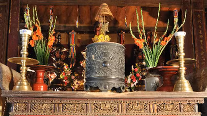 Nghệ thuật trang trí nhang án gỗ thế kỷ XVII ở Chùa Thầy