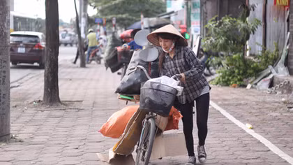 Cô bé bán ve chai mua ước mơ đại học