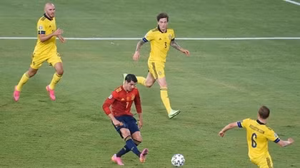 HLV Vũ Hồng Việt: “Tây Ban Nha khó đi sâu ở Euro 2021 nếu cứ đá thế này”