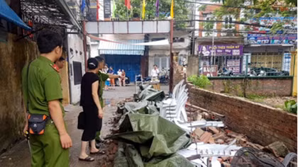 Tường rào đổ sập sau cơn mưa, bé trai 7 tuổi tử vong