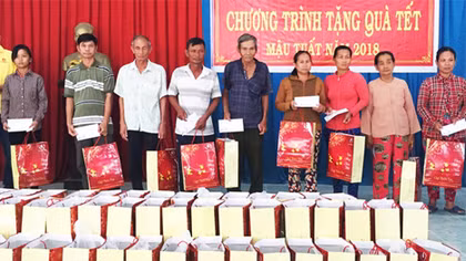 Hộ nghèo ở TP HCM được nhận quà Tết trị giá hơn 1,1 triệu đồng