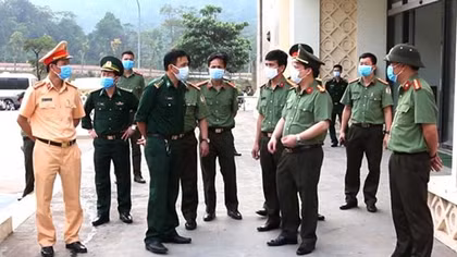 Căng mình chống dịch COVID-19 tại cửa khẩu Cha Lo