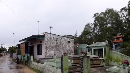 Hàng trăm hộ dân nhiều năm sống chung với mồ mả