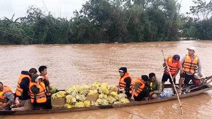 Bền bỉ vượt lũ cứu trợ đồng bào