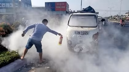 CSGT cùng người dân dập tắt đám cháy trên chiếc xe lam