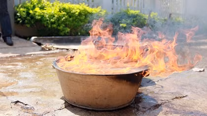 Nước giếng bị nhiễm xăng dầu, hàng chục hộ dân kêu cứu