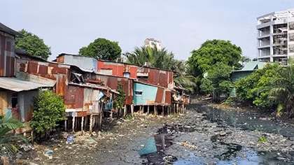 Hàng ngàn hộ dân sống tạm bợ cùng dòng… “kênh thối”