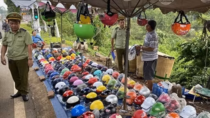 Nhiều cơ sở bán mũ bảo hiểm không rõ nguồn gốc