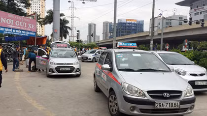Cần cạnh tranh bình đẳng giữa taxi truyền thống với Uber, Grab