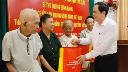 Đồng chí Trần Thanh Mẫn tặng quà gia đình chính sách ở Can Lộc, Hà Tĩnh