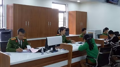 Hết lòng vì công việc, tận tâm với nhân dân