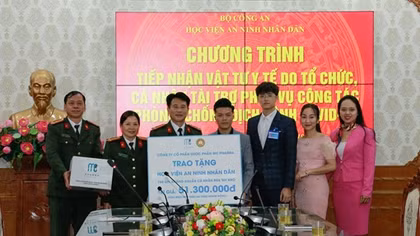 Học viện An ninh nhân dân tiếp nhận vật tư y tế chống dịch COVID-19