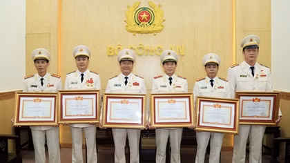 Tô thắm thêm truyền thống Anh hùng của lực lượng CAND