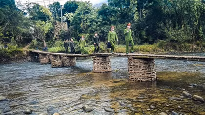 Lính trẻ về bản làng xa