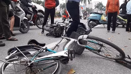 Xế hộp tông xe đạp khiến cụ ông tử vong