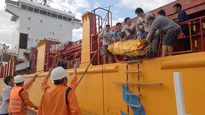 Cứu nạn thành công thuyền viên Trung Quốc bị đột quỵ trên biển