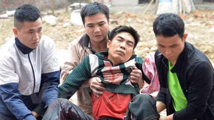 Nghịch đầu đạn, 1 thanh niên bị thương